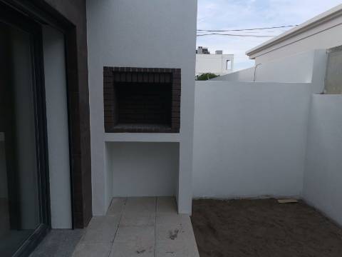 Moradia V4 c/ Garagem - Qtª Laranjeiras - Fernão Ferro