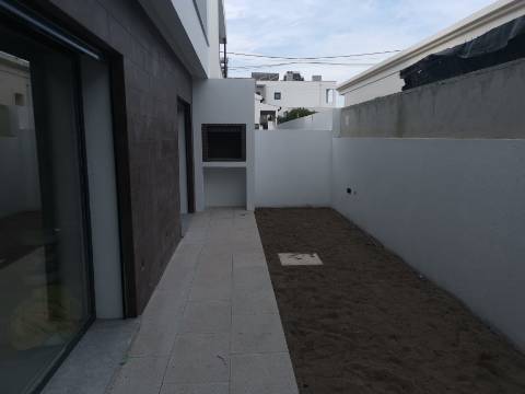 Moradia V4 c/ Garagem - Qtª Laranjeiras - Fernão Ferro