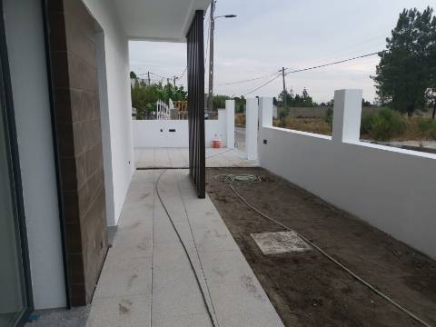 Moradia V4 c/ Garagem - Qtª Laranjeiras - Fernão Ferro