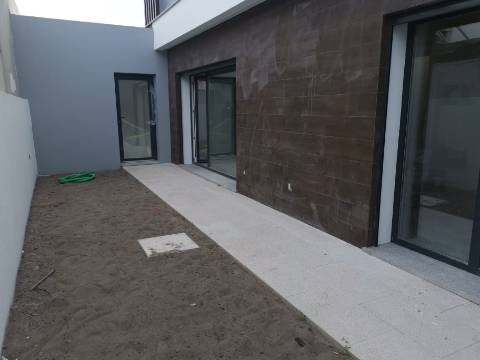 Moradia V4 c/ Garagem - Qtª Laranjeiras - Fernão Ferro