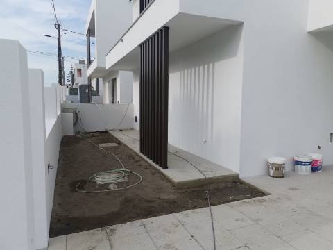 Moradia V4 c/ Garagem - Qtª Laranjeiras - Fernão Ferro