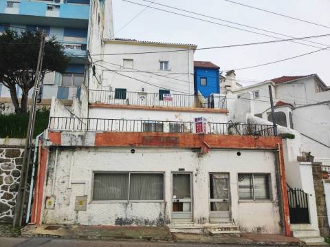 Edifício c/ 2 Apartamentos T3 e espaço comercial - Covilhã