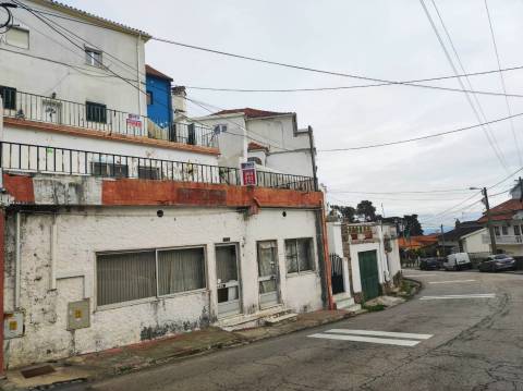 Edifício c/ 2 Apartamentos T3 e espaço comercial - Covilhã