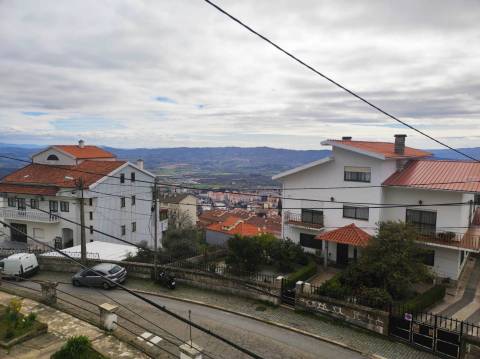 Edifício c/ 2 Apartamentos T3 e espaço comercial - Covilhã