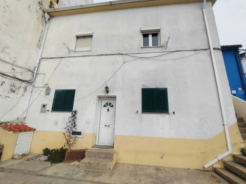 Edifício c/ 2 Apartamentos T3 e espaço comercial - Covilhã