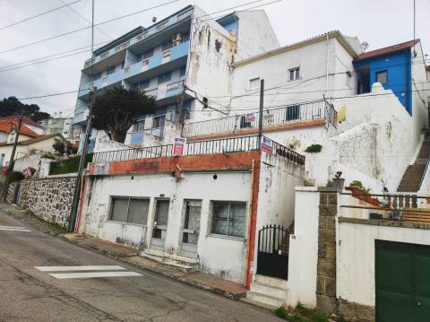 Edifício c/ 2 Apartamentos T3 e espaço comercial - Covilhã