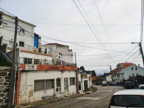 Edifício c/ 2 Apartamentos T3 e espaço comercial - Covilhã