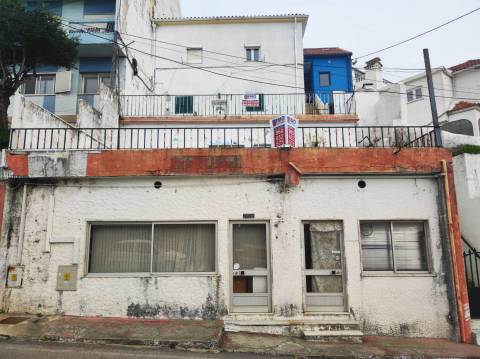 Edifício c/ 2 Apartamentos T3 e espaço comercial - Covilhã