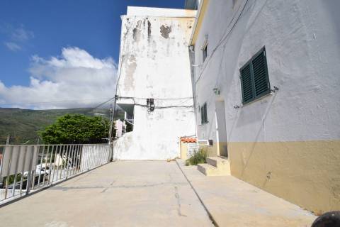 Investimento - Edifício c/ 2 Apartamentos T2 e espaço comercial - Covilhã