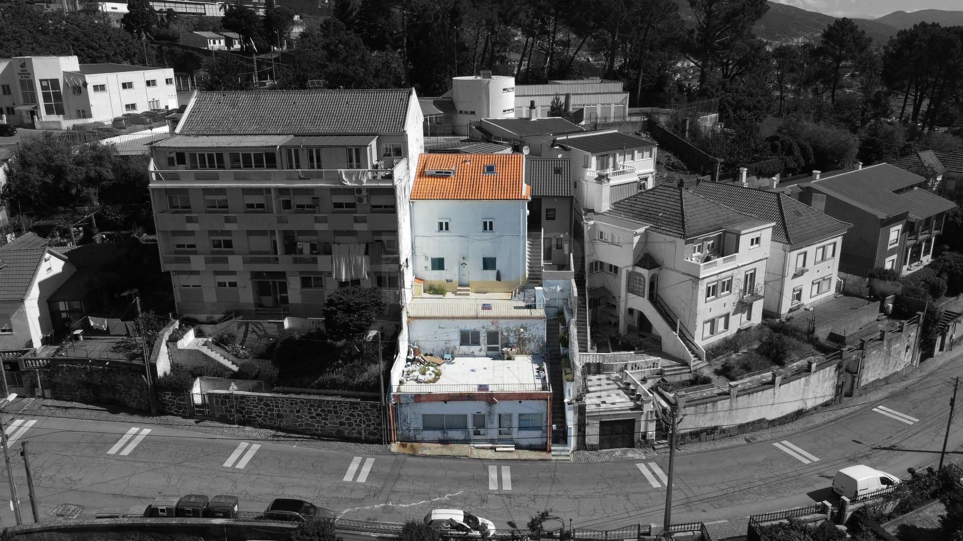 Investimento - Edifício c/ 2 Apartamentos T2 e espaço comercial - Covilhã