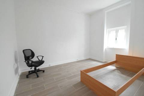 Investimento - Edifício c/ 2 Apartamentos T2 e espaço comercial - Covilhã
