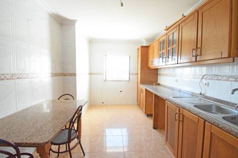 Investimento - Edifício c/ 2 Apartamentos T2 e espaço comercial - Covilhã