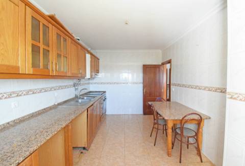 Investimento - Edifício c/ 2 Apartamentos T2 e espaço comercial - Covilhã