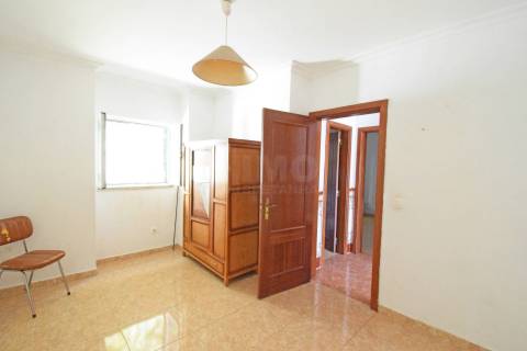 Investimento - Edifício c/ 2 Apartamentos T2 e espaço comercial - Covilhã