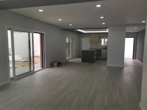 Moradia Isolada V4 c/ Piscina - Térrea - Fernão Ferro