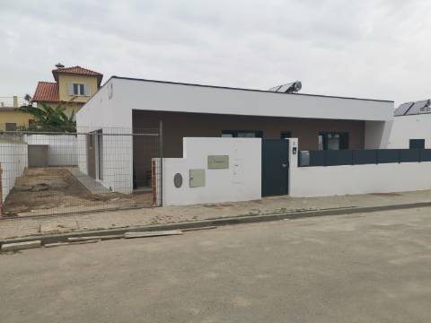 Moradia Isolada V4 c/ Piscina - Térrea - Fernão Ferro