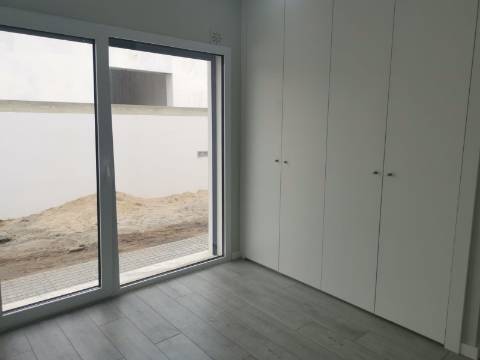 Moradia Isolada V4 c/ Piscina - Térrea - Fernão Ferro