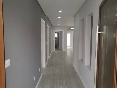 Moradia Isolada V4 c/ Piscina - Térrea - Fernão Ferro