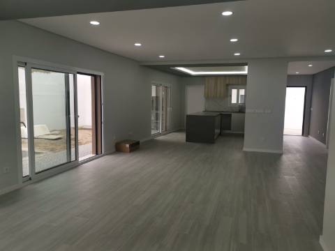 Moradia Isolada V4 c/ Piscina - Térrea - Fernão Ferro