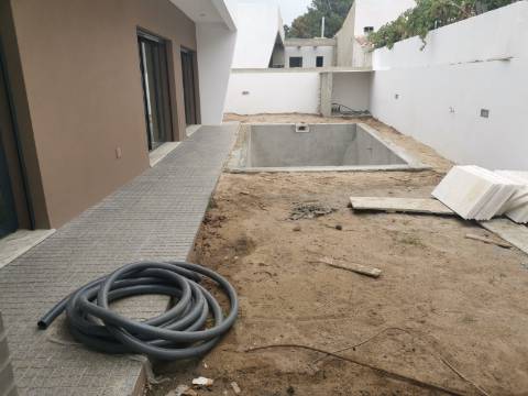 Moradia Isolada V4 c/ Piscina - Térrea - Fernão Ferro