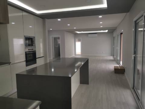 Moradia Isolada V4 c/ Piscina - Térrea - Fernão Ferro