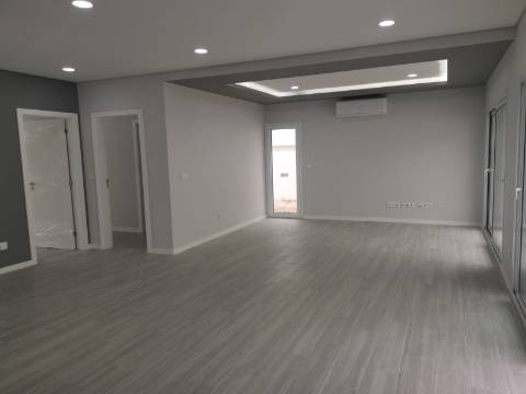 Moradia Isolada V4 c/ Piscina - Térrea - Fernão Ferro