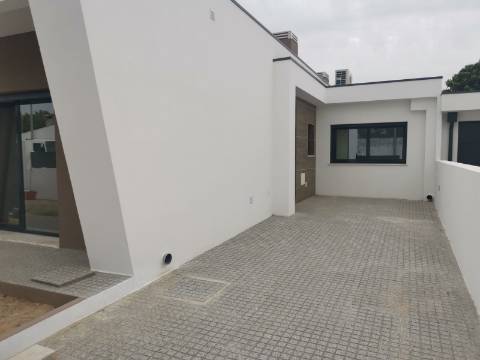 Moradia Isolada V4 c/ Piscina - Térrea - Fernão Ferro