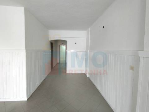 Loja / Café / Espaço Comercial - Rua Mateus Fernandes - Covilhã