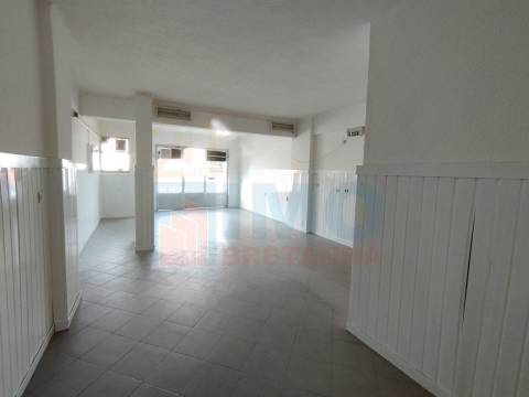 Loja / Café / Espaço Comercial - Rua Mateus Fernandes - Covilhã