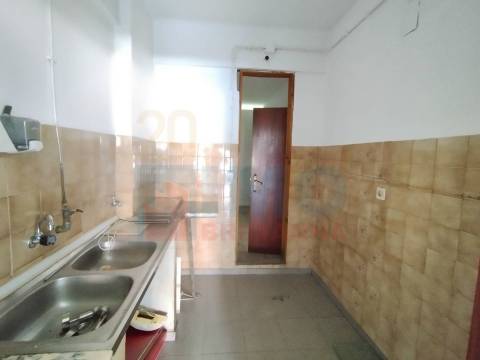 Loja / Café / Espaço Comercial - Rua Mateus Fernandes - Covilhã