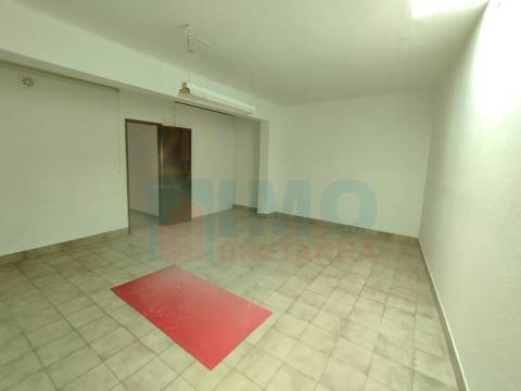 Loja / Café / Espaço Comercial - Rua Mateus Fernandes - Covilhã