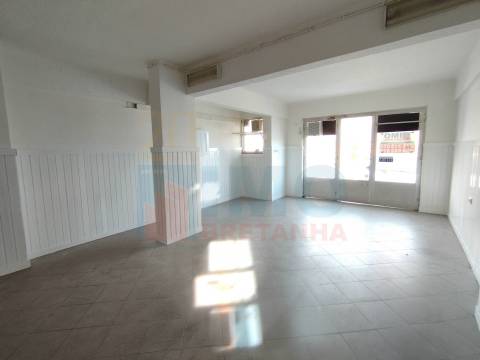 Loja / Café / Espaço Comercial - Rua Mateus Fernandes - Covilhã