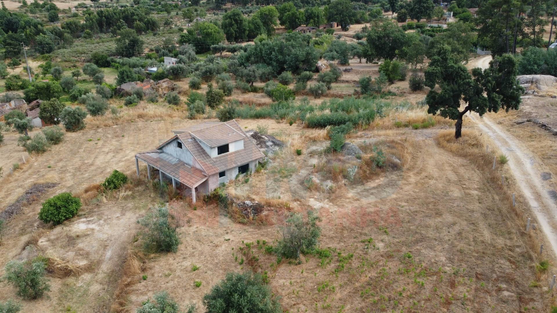 Terreno c/ Moradia p/ Terminar - Pero Viseu