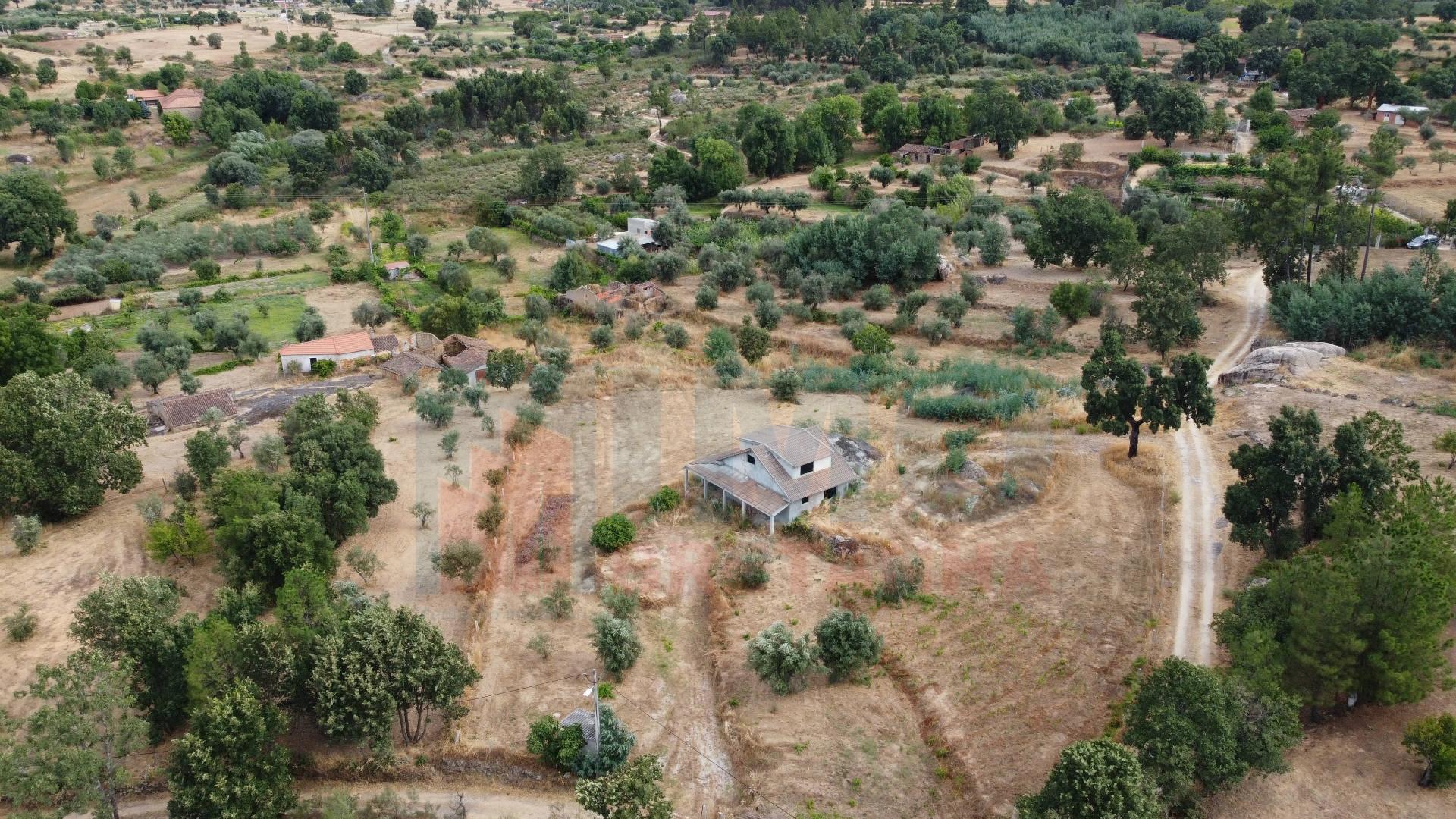 Terreno c/ Moradia p/ Terminar - Pero Viseu
