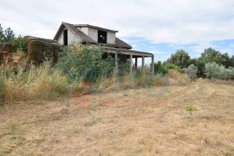 Terreno c/ Moradia p/ Terminar - Pero Viseu