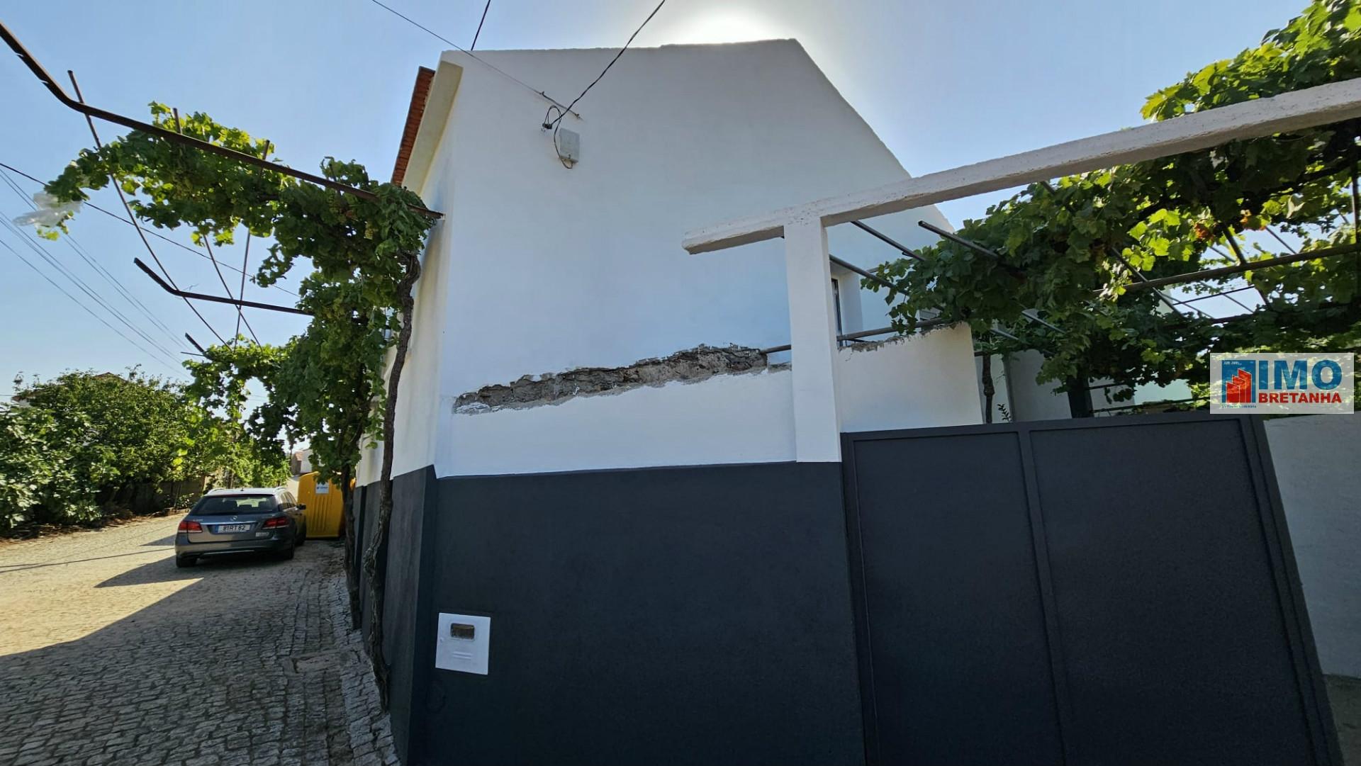 Moradia renovada com quintal em Vale- Estreito
