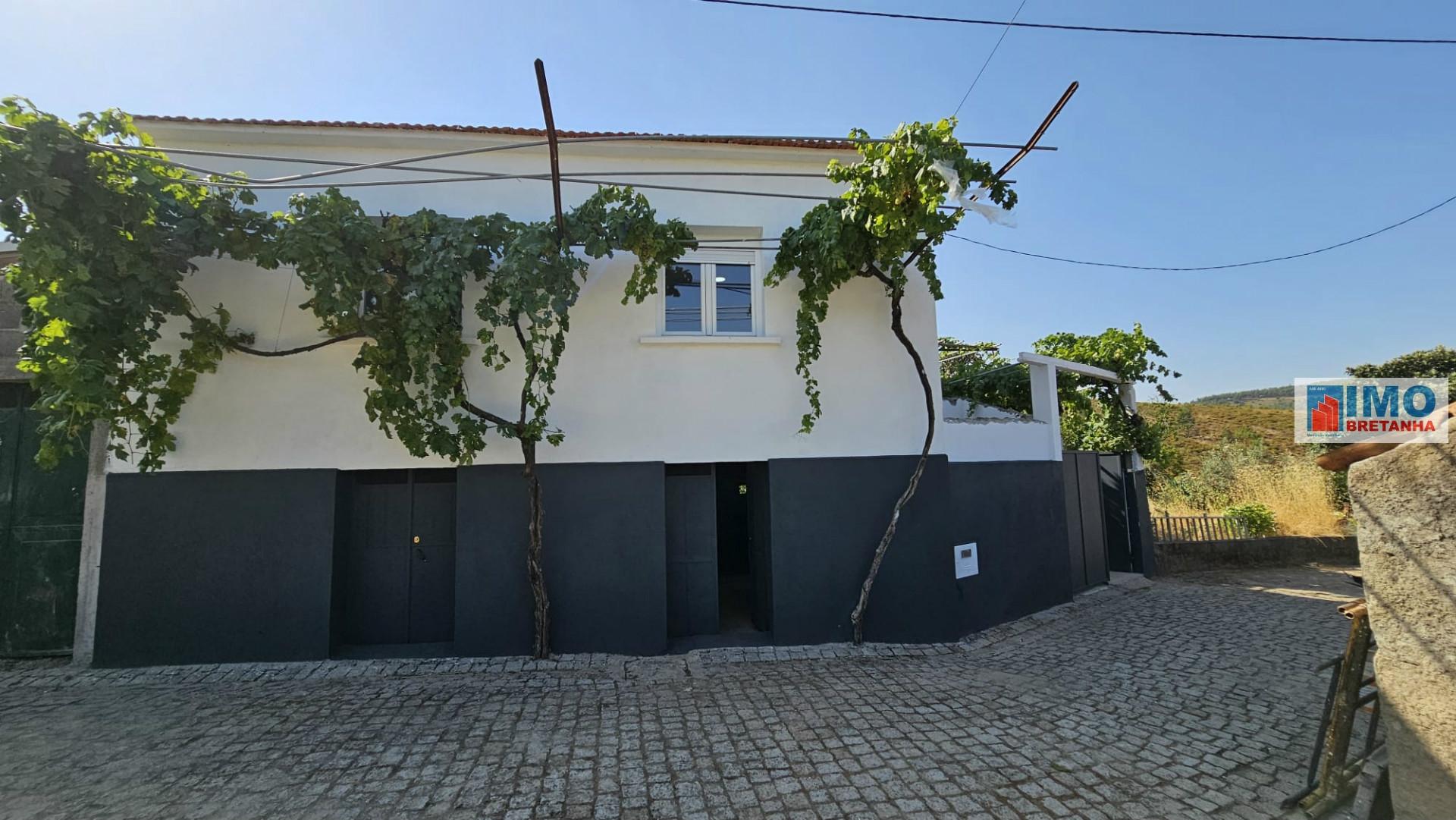 Moradia renovada com quintal em Vale- Estreito
