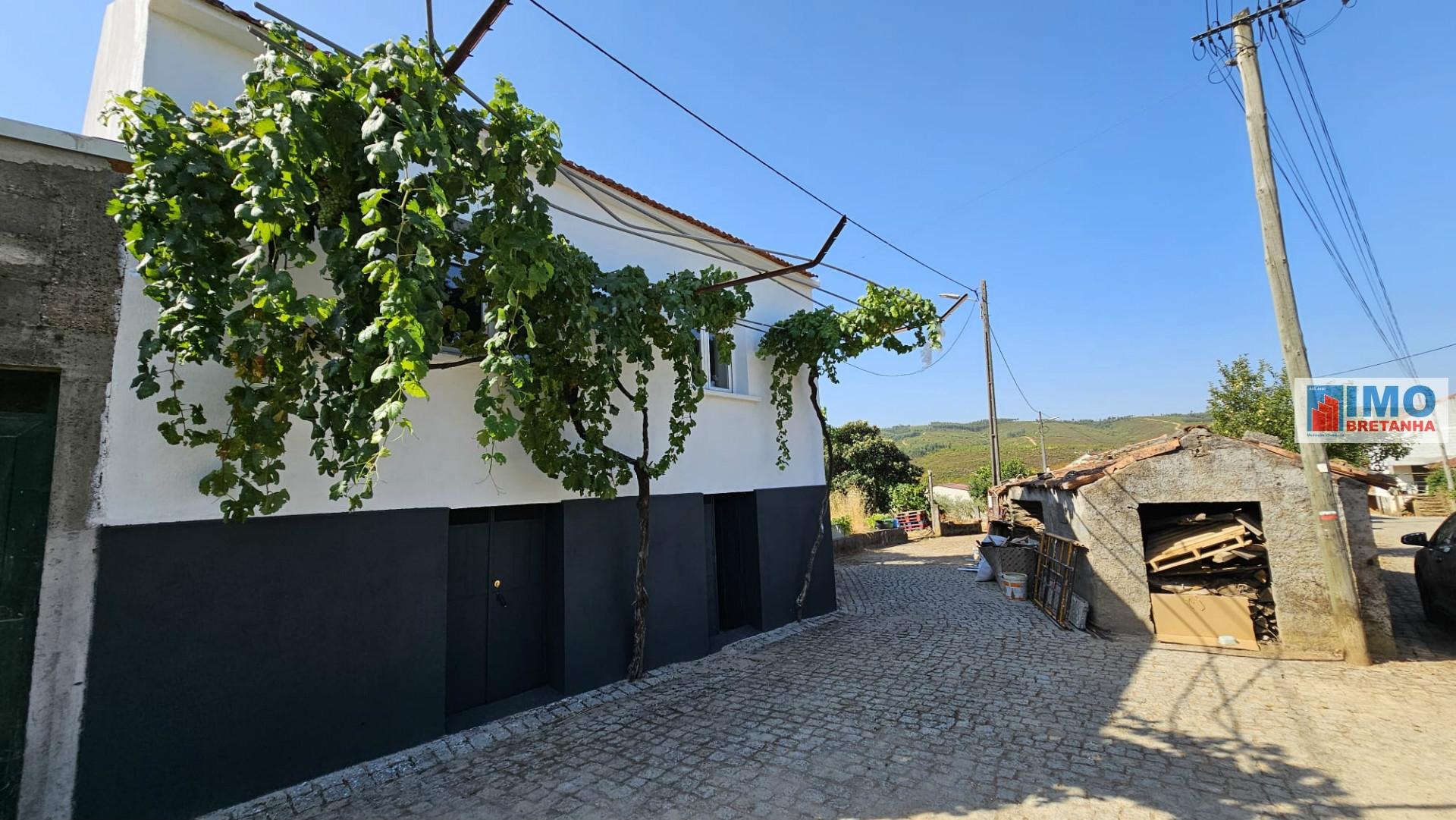 Moradia renovada com quintal em Vale- Estreito