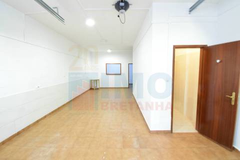 Espaço Comercial de 3 Pisos com Potencial para Habitação - Jardim do Lago