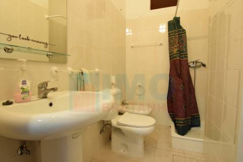 Espaço Comercial de 3 Pisos com Potencial para Habitação - Jardim do Lago