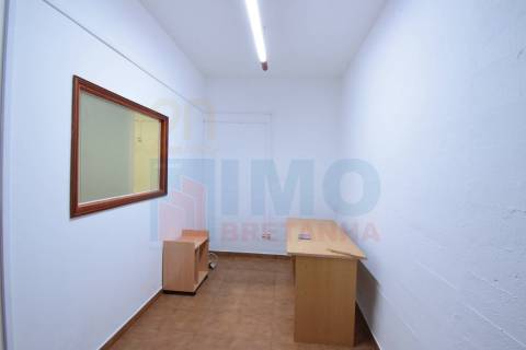 Espaço Comercial de 3 Pisos com Potencial para Habitação - Jardim do Lago