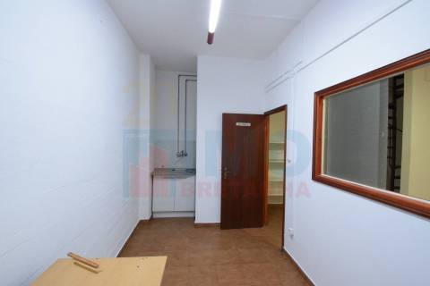 Espaço Comercial de 3 Pisos com Potencial para Habitação - Jardim do Lago