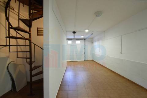 Espaço Comercial de 3 Pisos com Potencial para Habitação - Jardim do Lago