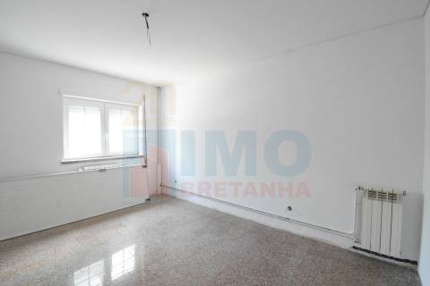 Espaço Comercial de 3 Pisos com Potencial para Habitação - Jardim do Lago