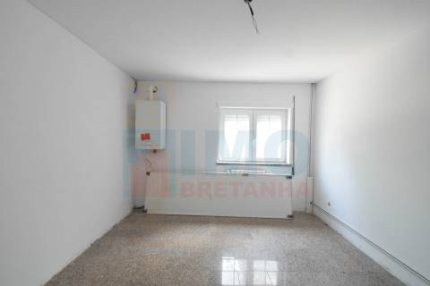 Espaço Comercial de 3 Pisos com Potencial para Habitação - Jardim do Lago