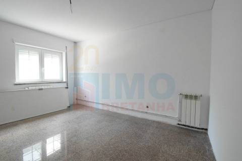 Espaço Comercial de 3 Pisos com Potencial para Habitação - Jardim do Lago