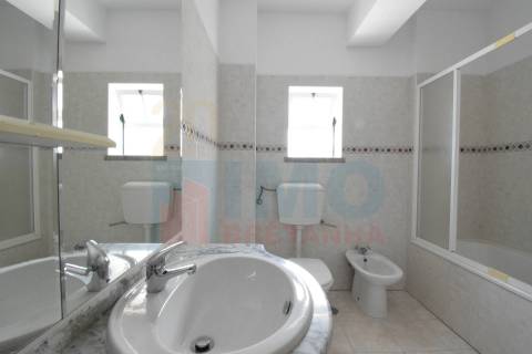 Espaço Comercial de 3 Pisos com Potencial para Habitação - Jardim do Lago