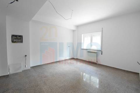 Espaço Comercial de 3 Pisos com Potencial para Habitação - Jardim do Lago