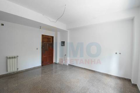 Espaço Comercial de 3 Pisos com Potencial para Habitação - Jardim do Lago