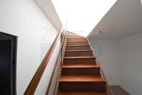 Espaço Comercial de 3 Pisos com Potencial para Habitação - Jardim do Lago